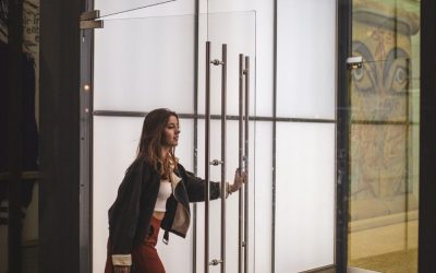 The Benefits of Frameless Glass Entrances for Commercial Buildings